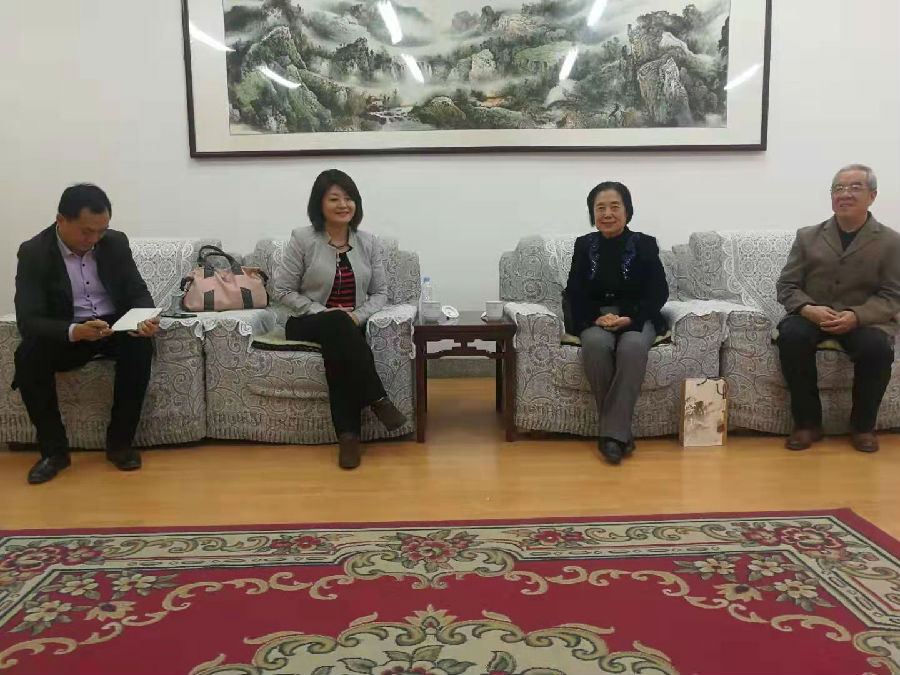 Peaceli和董事长.jpg 365上市公司集团官网